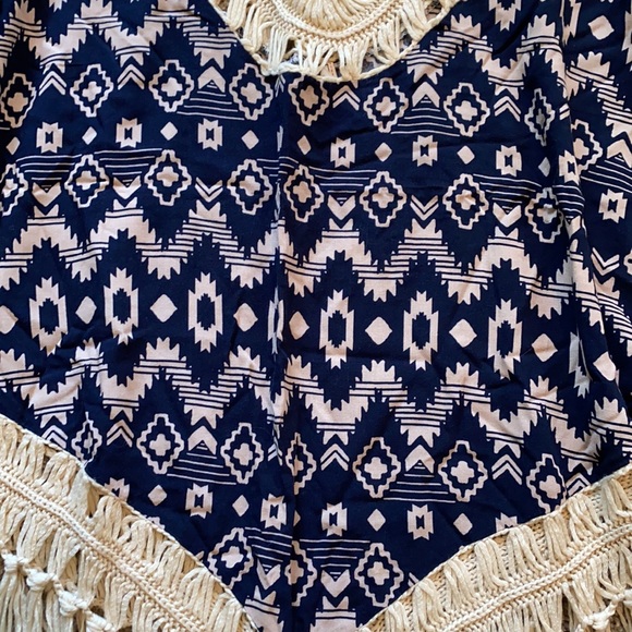 Adorable Fringy western design top. SZ large - Picture 2 of 4